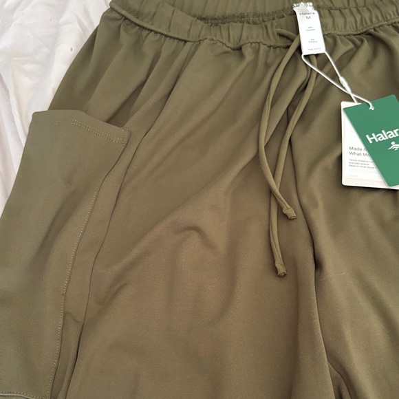 HALARA Women’s Khaki Cargo Pants - Picture 3 of 5